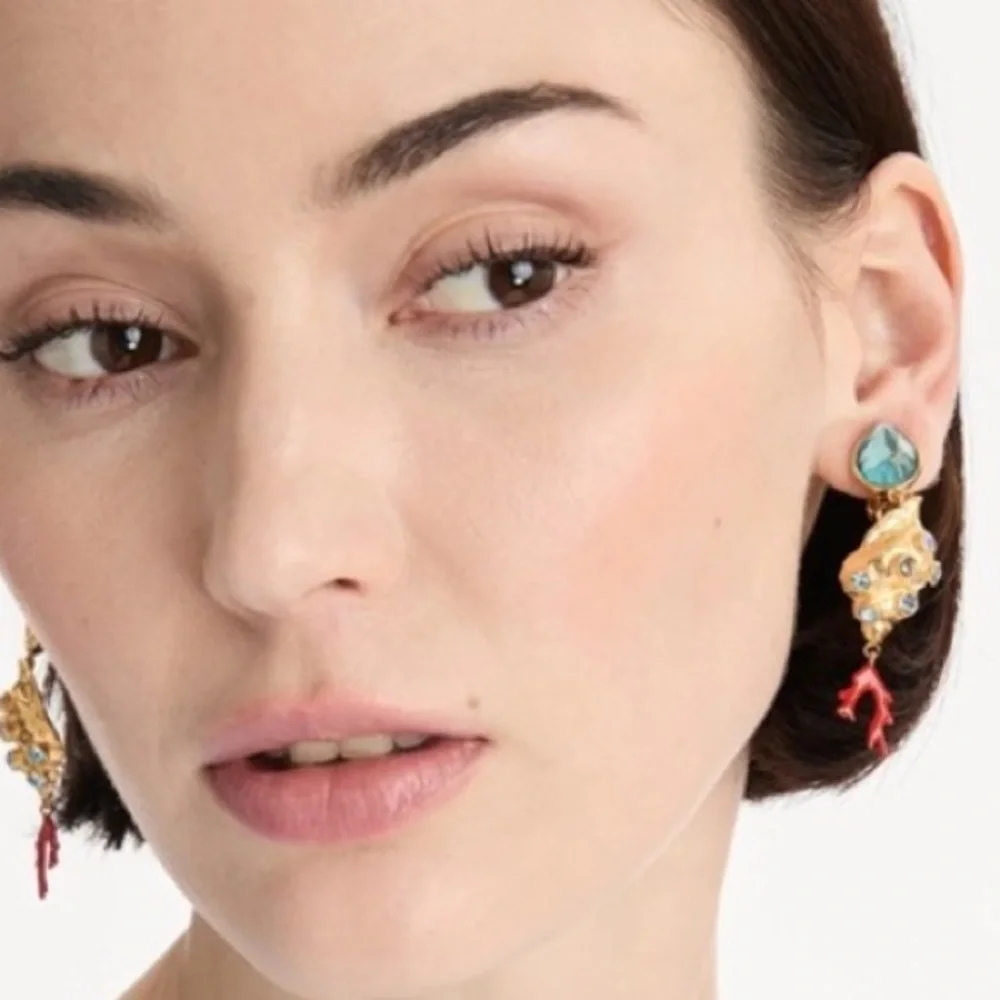 Oscar de la Renta • Mixed Shell Mismatched Clip-on Drop Earrings